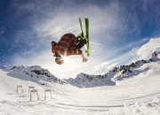 开云体育平台APP-赛道与球场，速度与韧性的双重奏