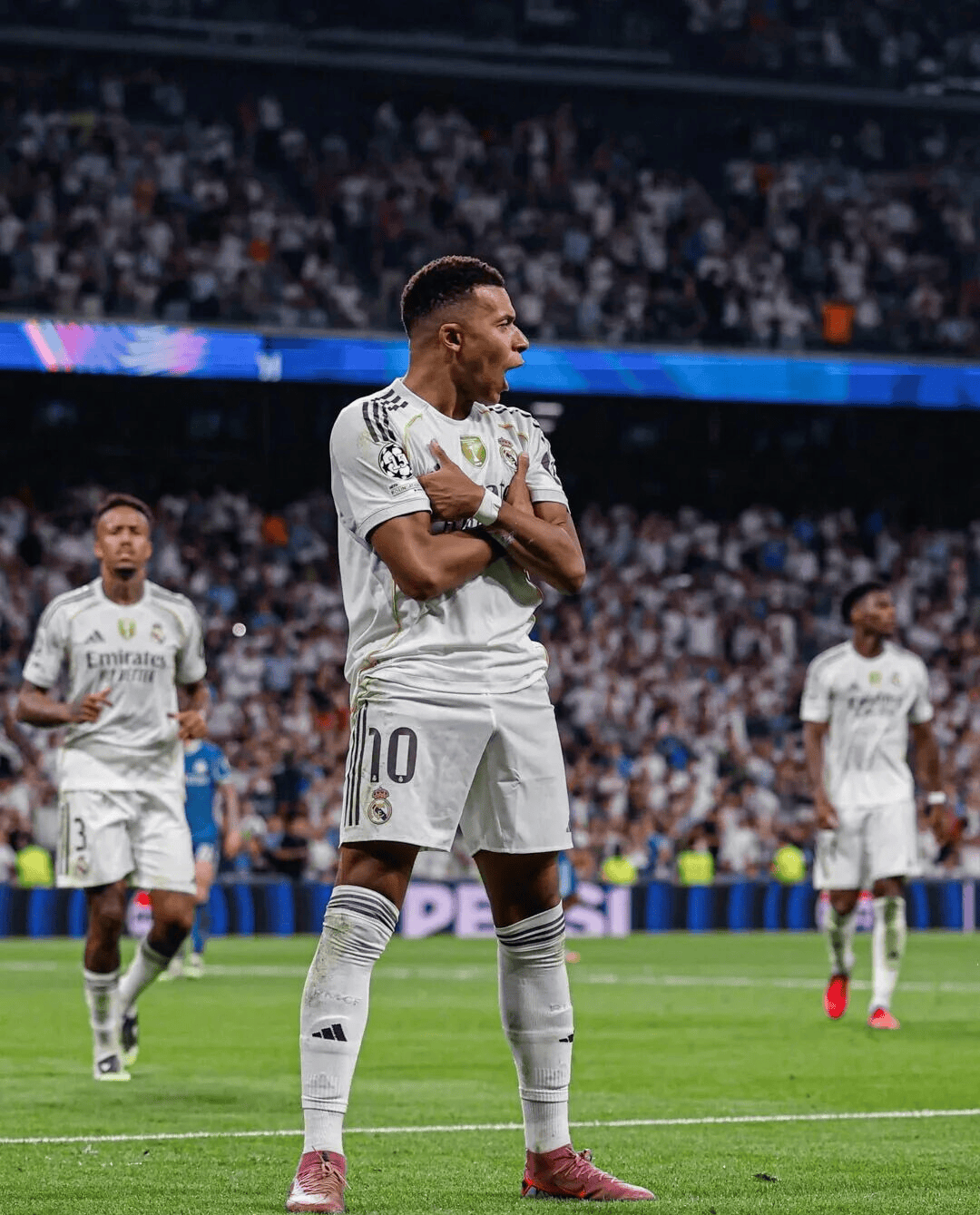 曼联客场大胜切尔西，哈维尔开启英超生涯！的简单介绍