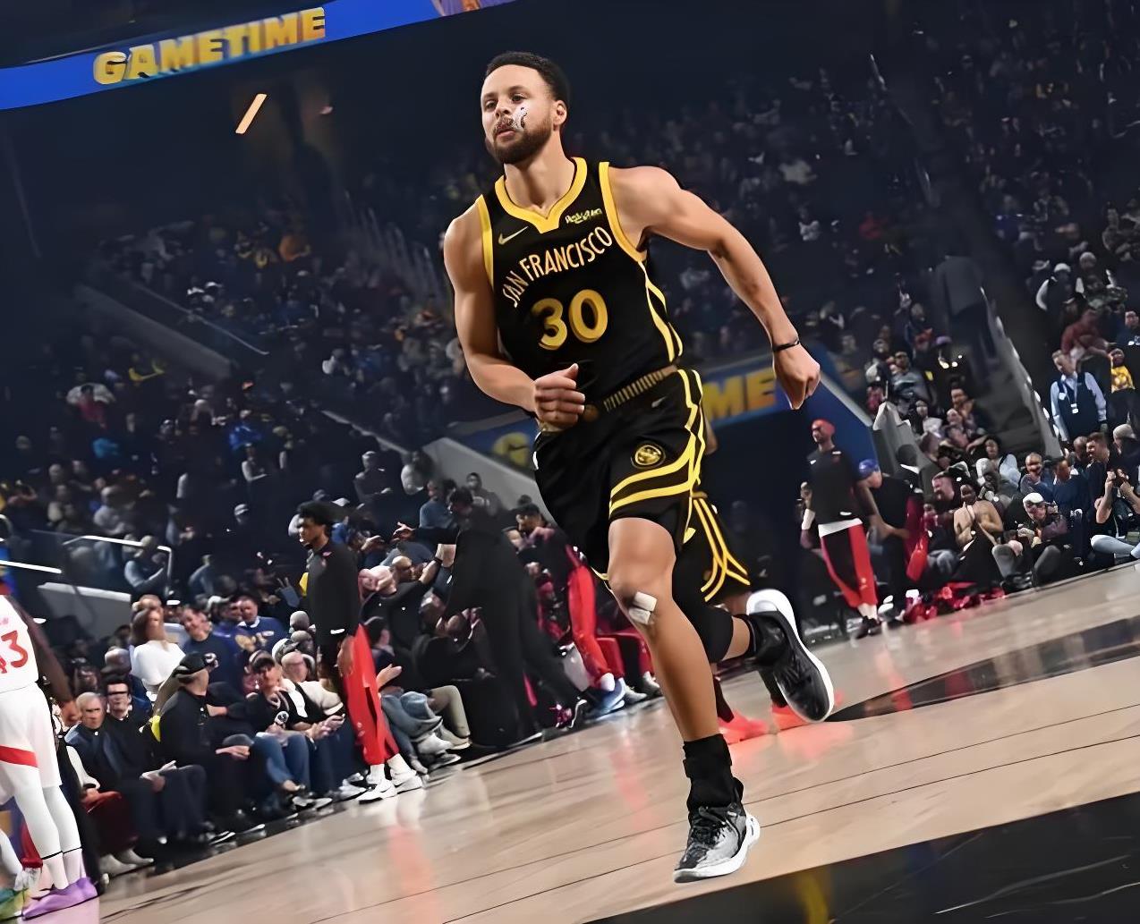 关于公牛逆转雄鹿B队，库里高光表现的信息