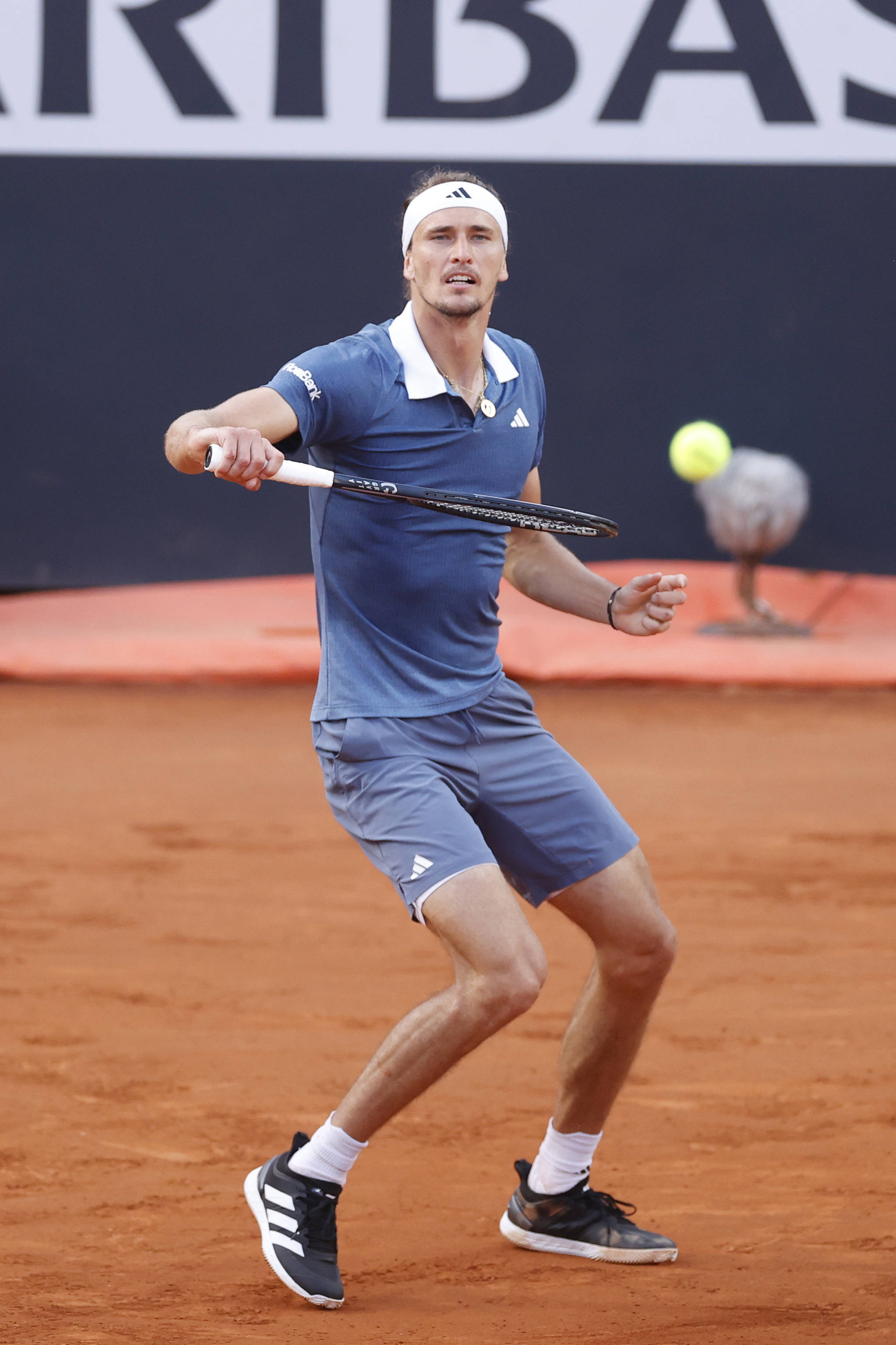 关于西班牙网球队轻取日本网球队，兹维列夫高光表现的信息