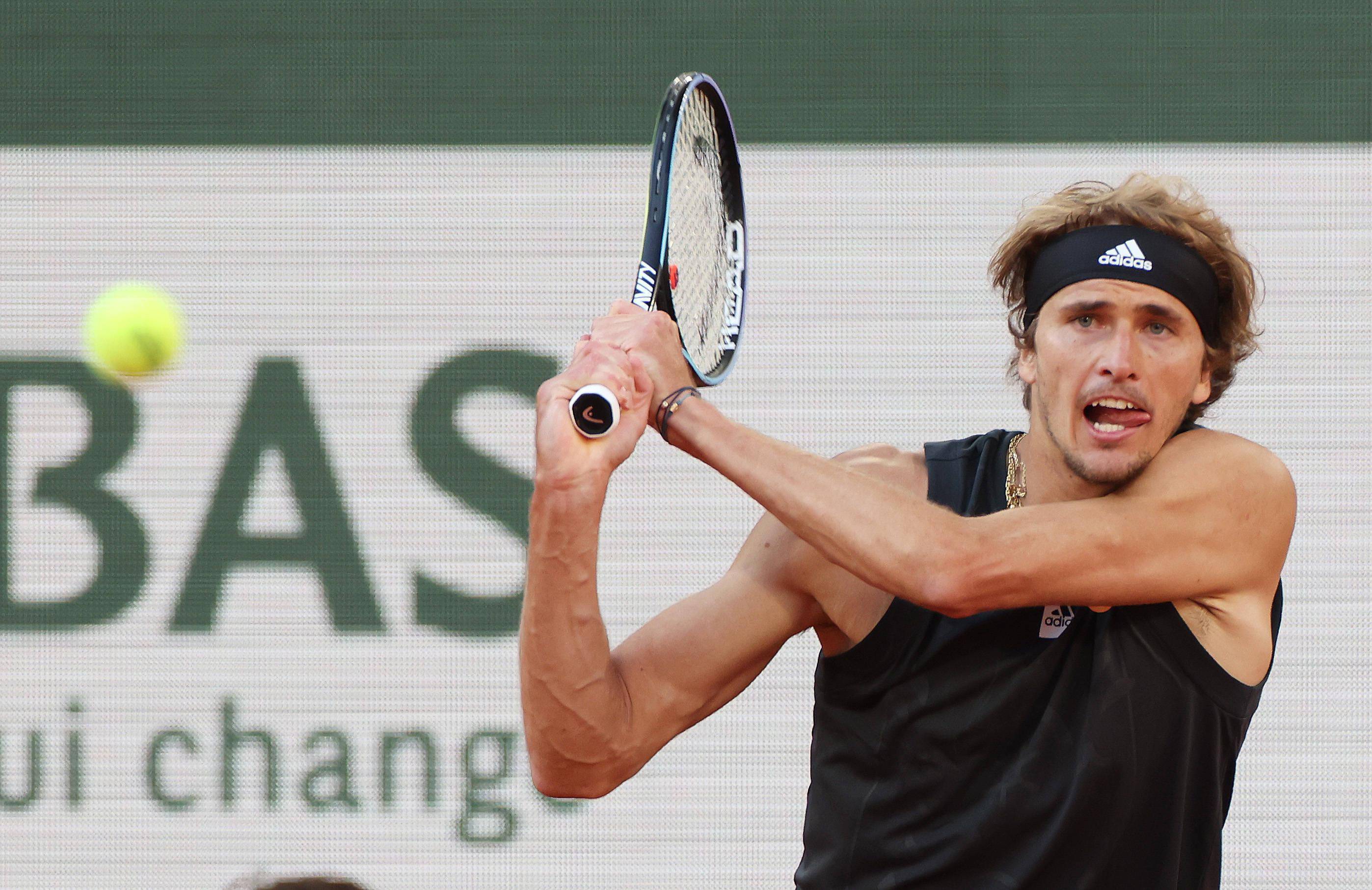 关于西班牙网球队轻取日本网球队，兹维列夫高光表现的信息