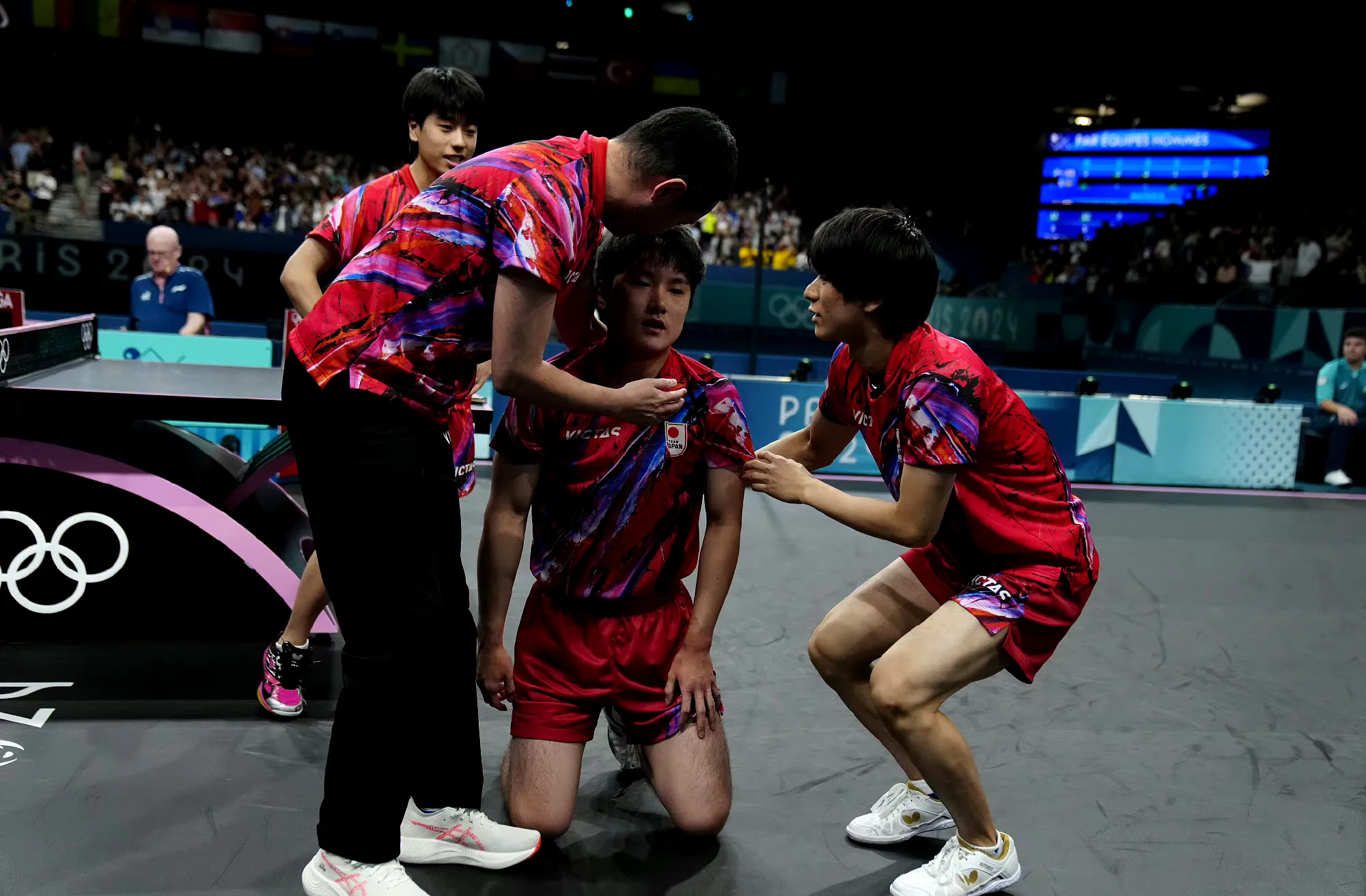 包含精彩比赛场面搏杀激烈，观众热情高昂的词条