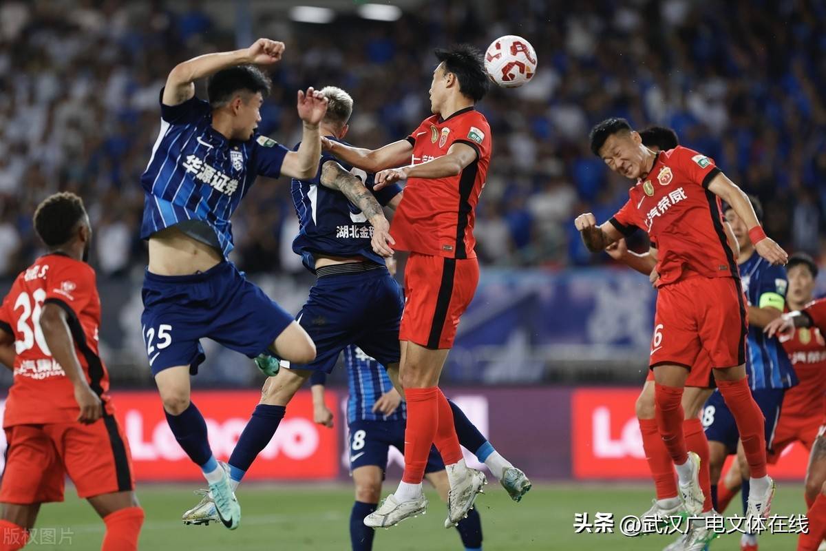 包含精彩比赛场面搏杀激烈，观众热情高昂的词条