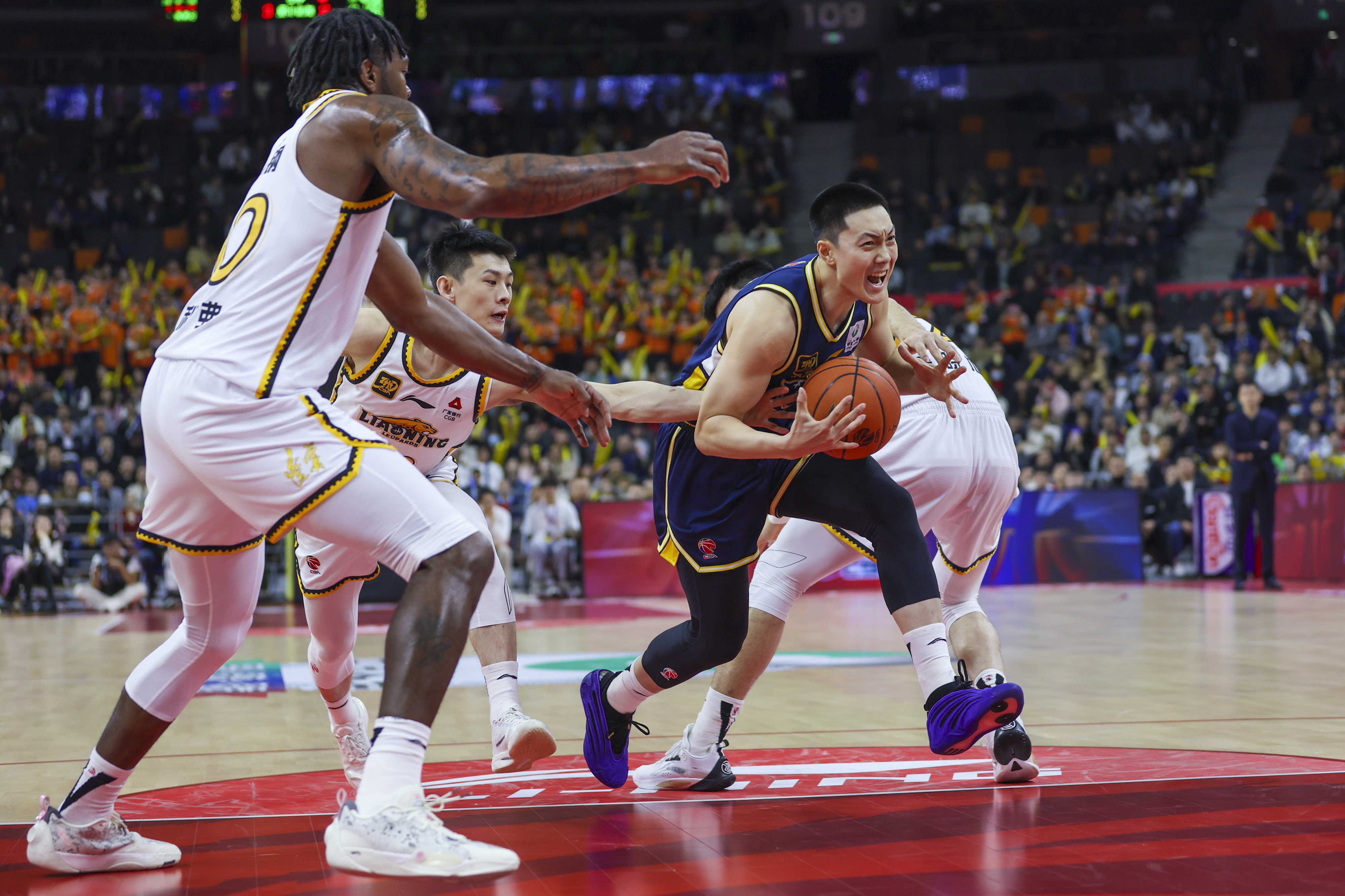 篮球赛事全面拼尽全力