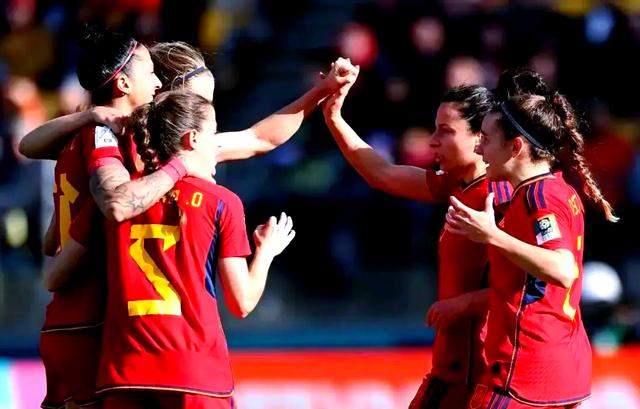 西班牙运动员努力奋斗，成功闯入半决赛