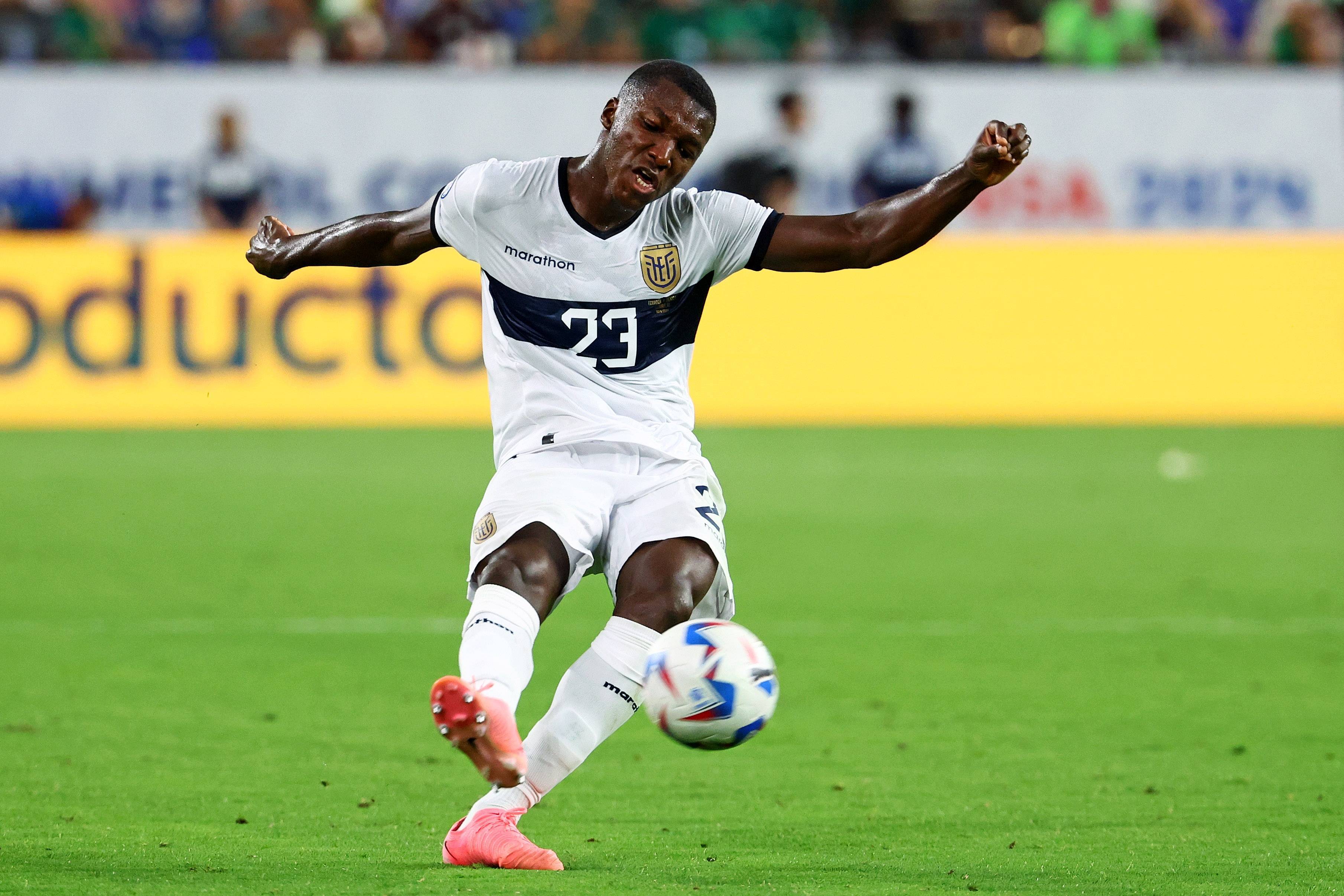 包含厄瓜多尔代表团在田径比赛中取得亮眼成绩的词条