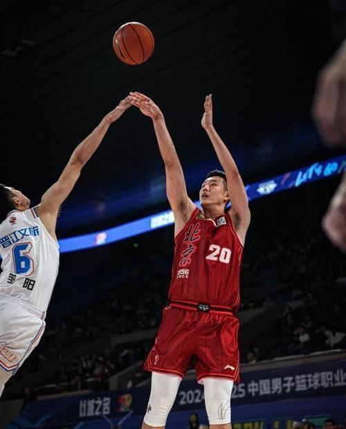 关于北京首钢主教练变阵，战术效果显著的信息