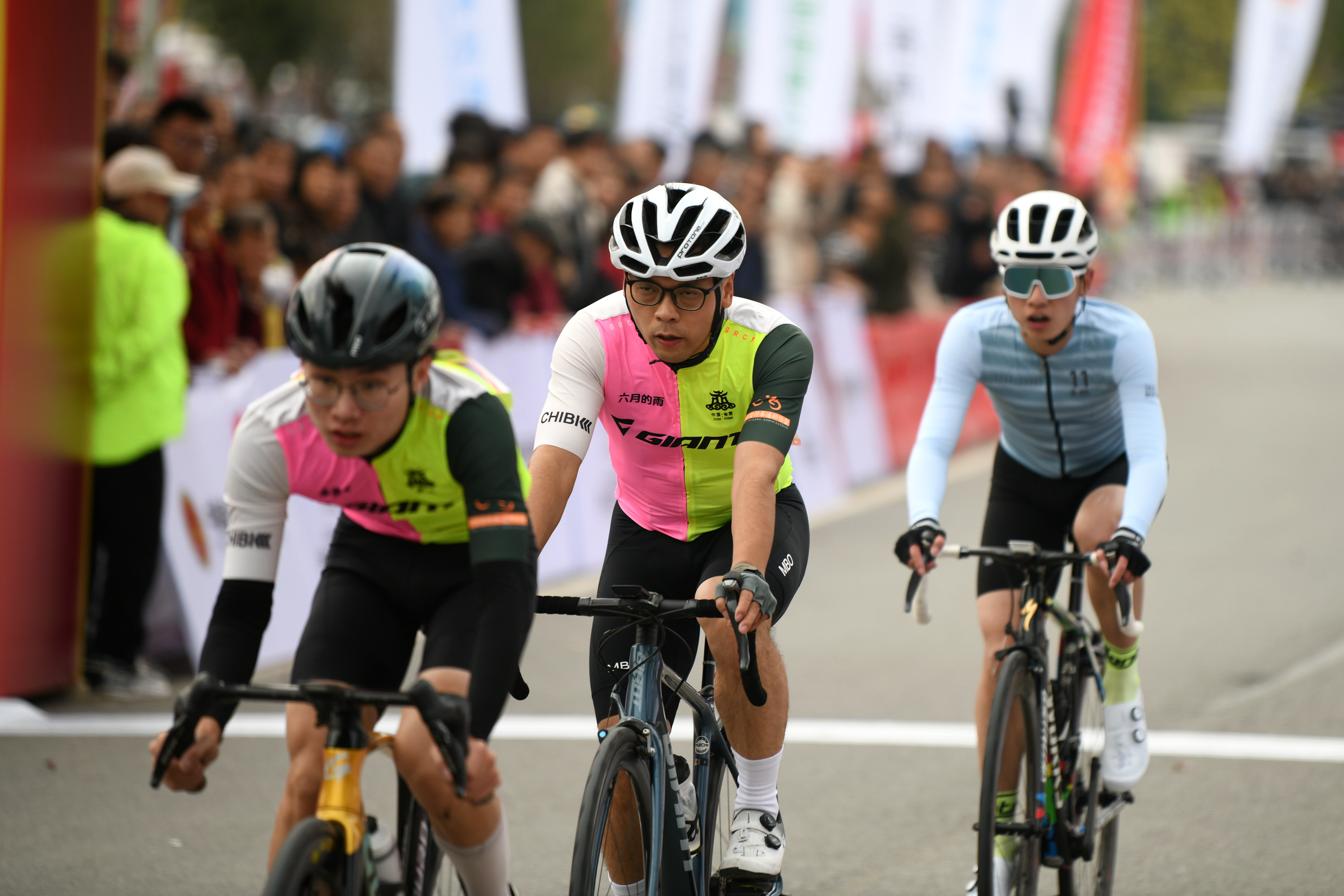 包含自行车赛道上风驰电掣，选手勇往直前的词条