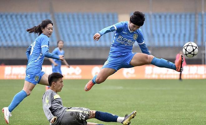 江苏苏宁在主场获胜，继续保持领先优势的简单介绍