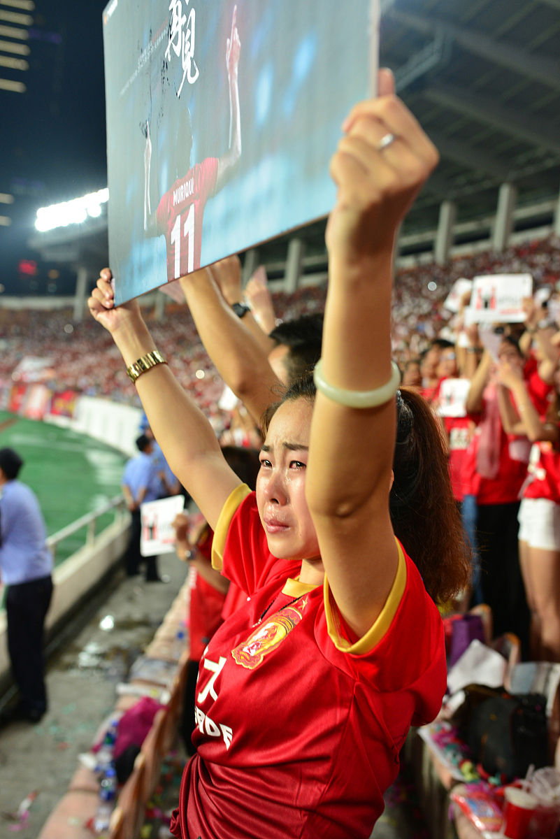 包含夺冠瞬间震撼全场，运动员泪洒赛场的词条