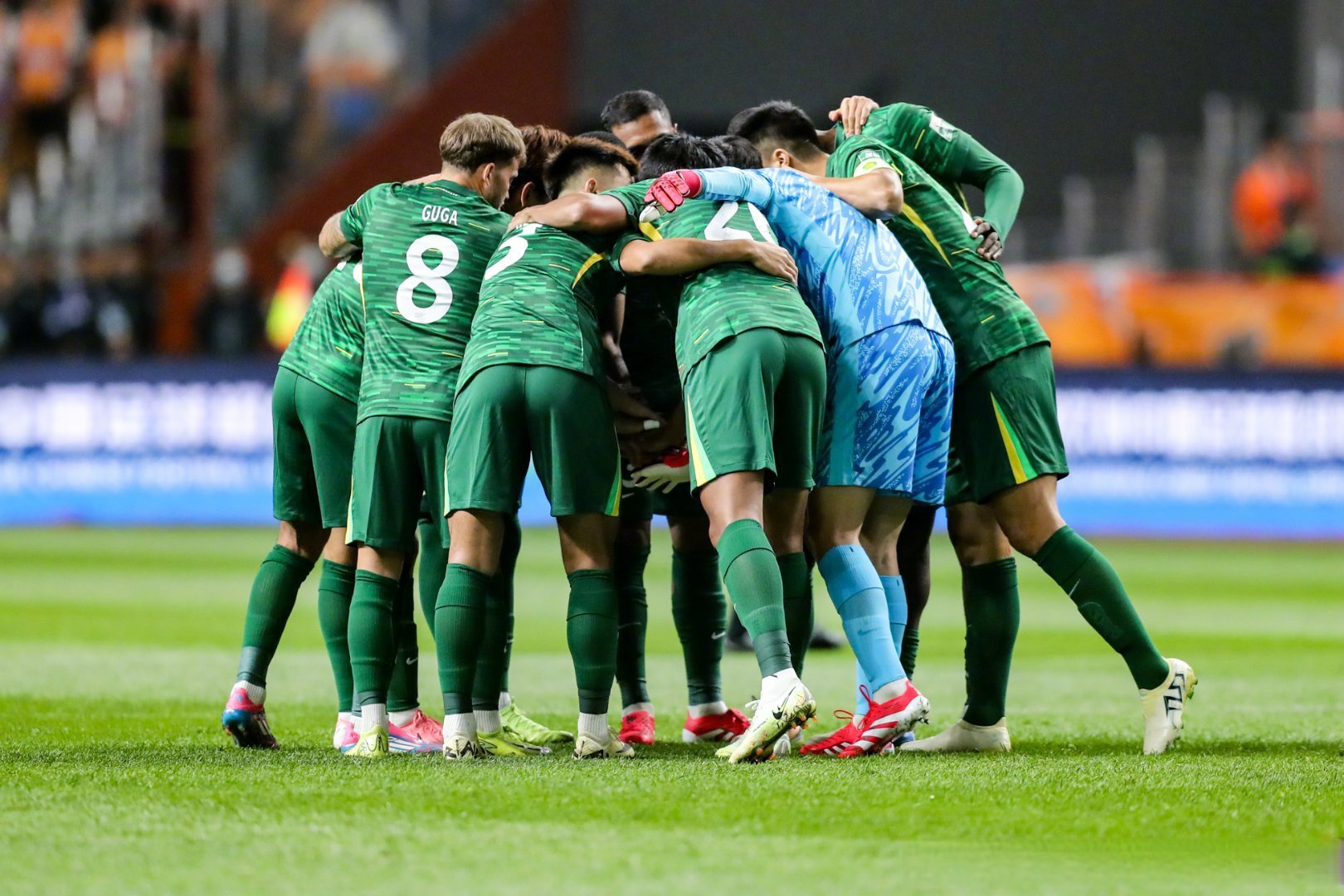 包含顶尖球队角逐激烈，赛场火爆赛事连连的词条