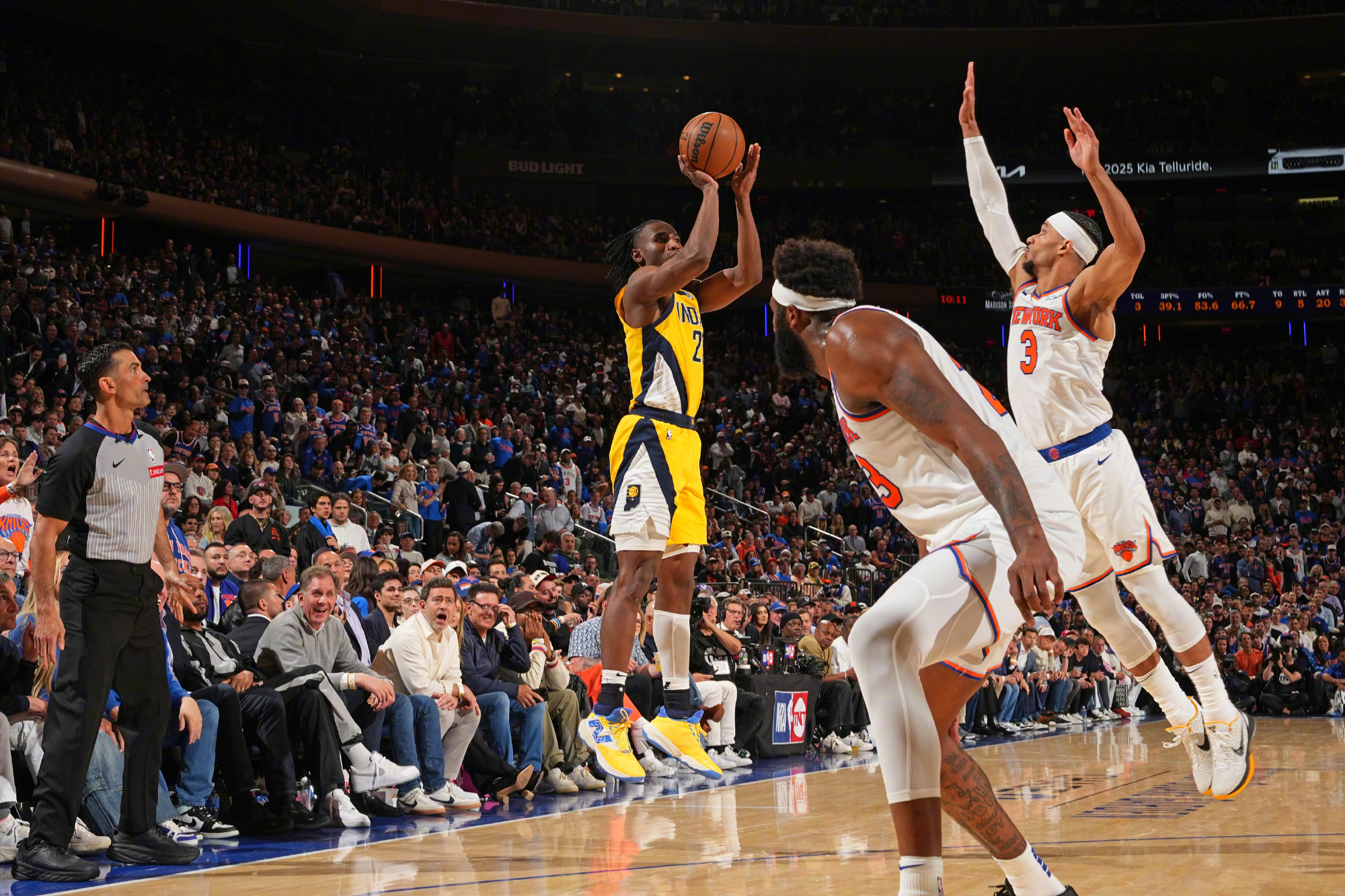 猛龙险胜尼克斯，拉文状态火热