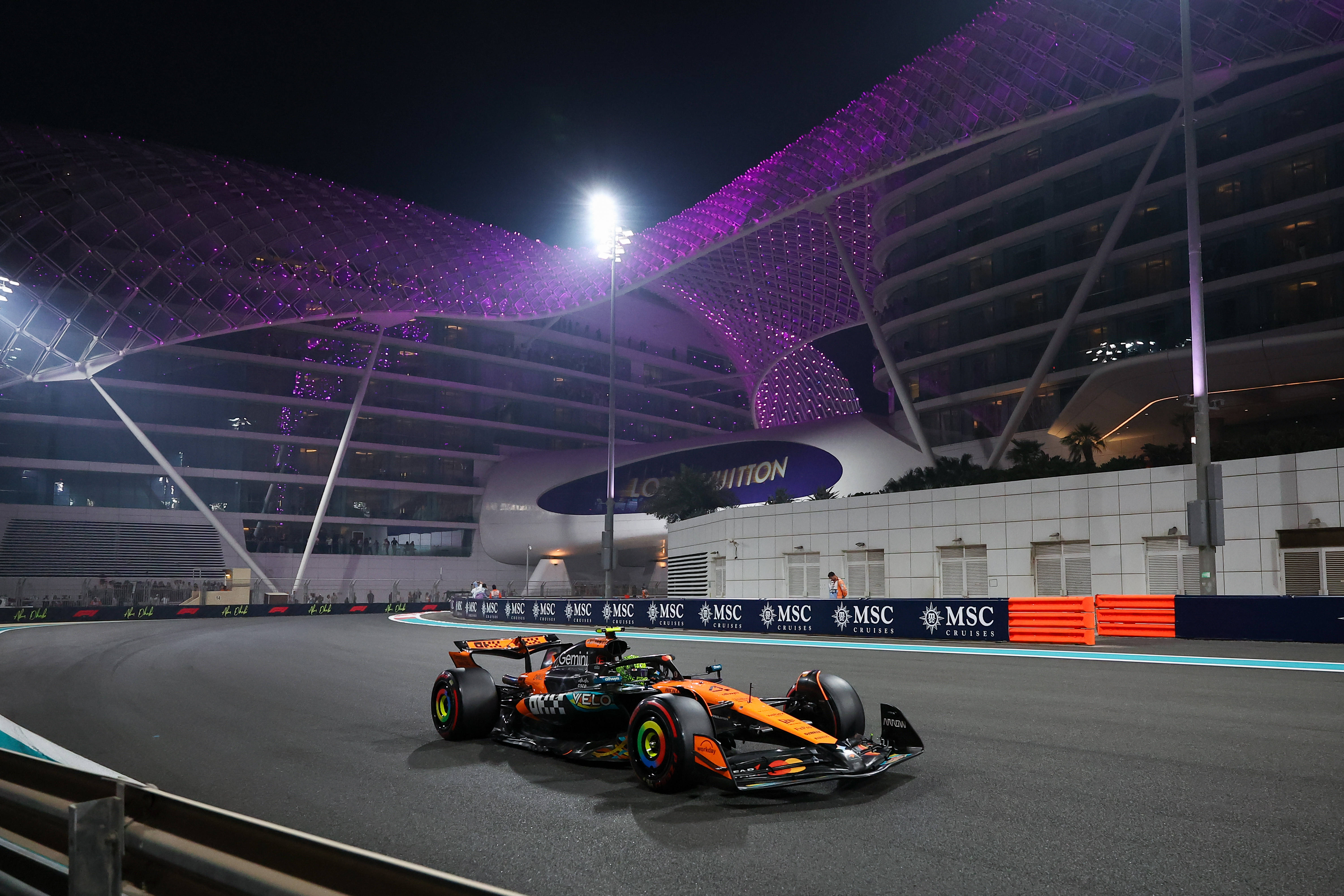 关于雷诺车队翻盘梅赛德斯,维斯塔潘统治全场的信息 关于雷诺车队翻盘梅赛德斯,维斯塔潘统治全场的信息