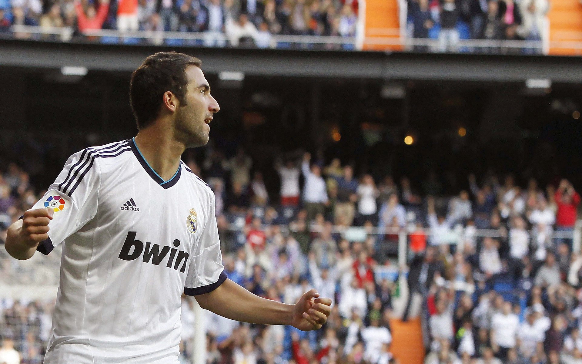 赛道风暴，阿斯顿马丁横扫索伯，诺里斯点燃赛场激情